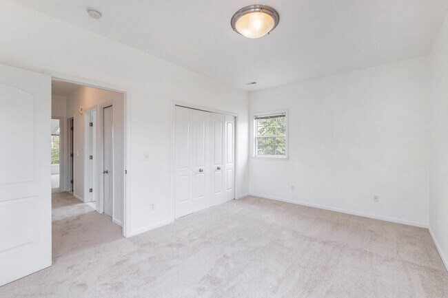 Building Photo - 2925 N Knightsbridge Cir