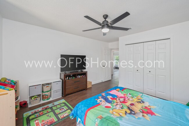 Building Photo - AVAILABLE BY JULY 15