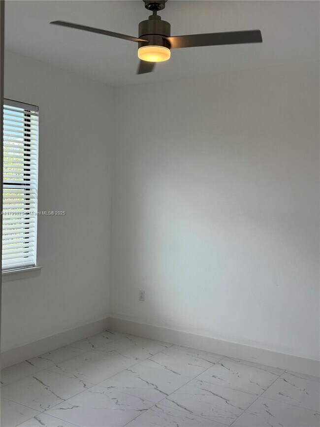 Building Photo - 925-927 Chenault St