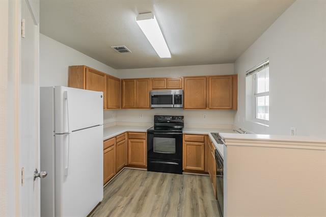 Building Photo - 213 Cres Ridge Dr