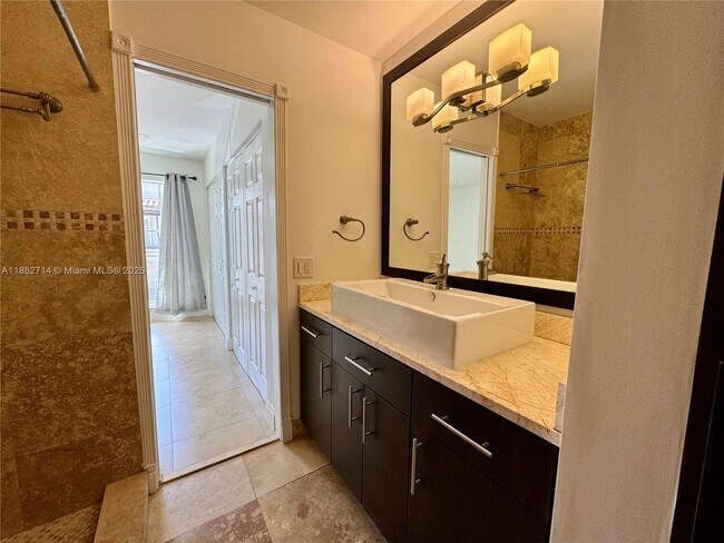 Building Photo - 10768 N Kendall Dr