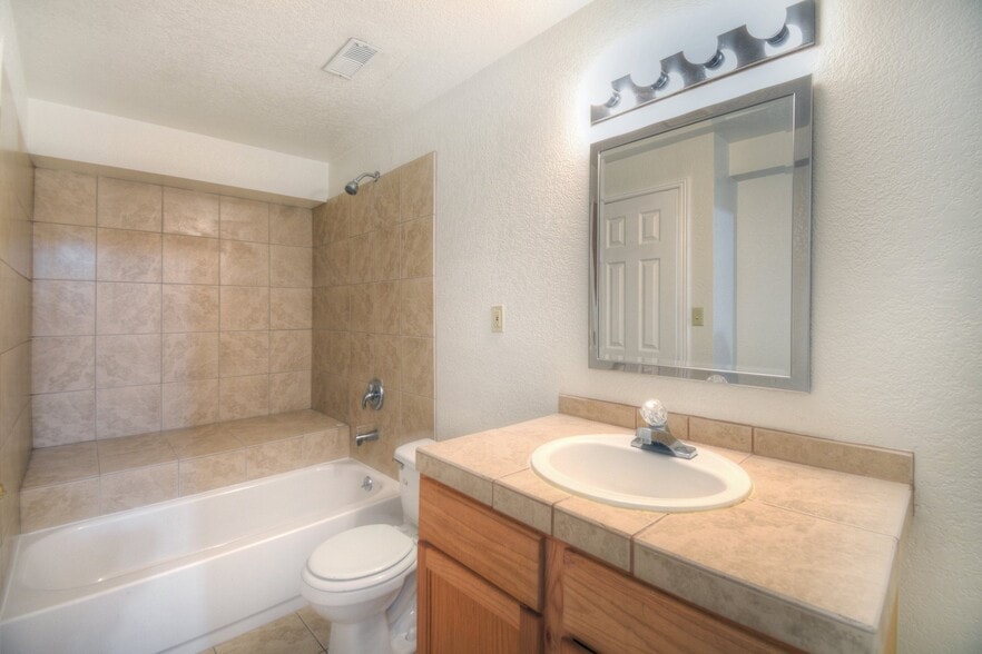 Building Photo - 2024 Hibbard Ln
