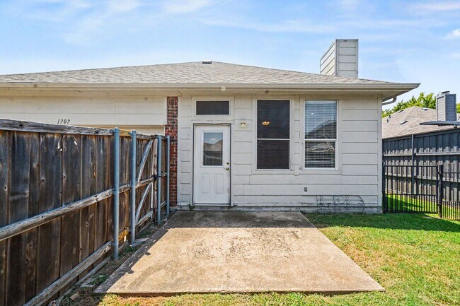Building Photo - 1707 Briarhollow Dr