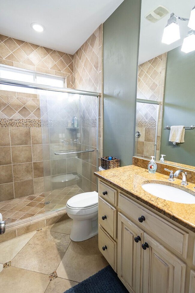 Building Photo - Cozy Midtown 3 Bed / 2 Bath Retreat!