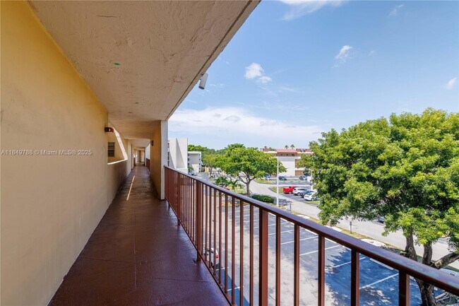 Building Photo - 8870 Fontainebleau Blvd