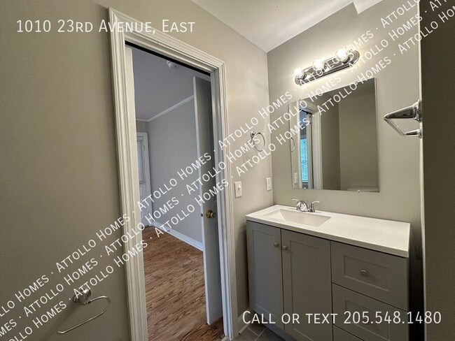 Building Photo - 1010 23rd Ave E