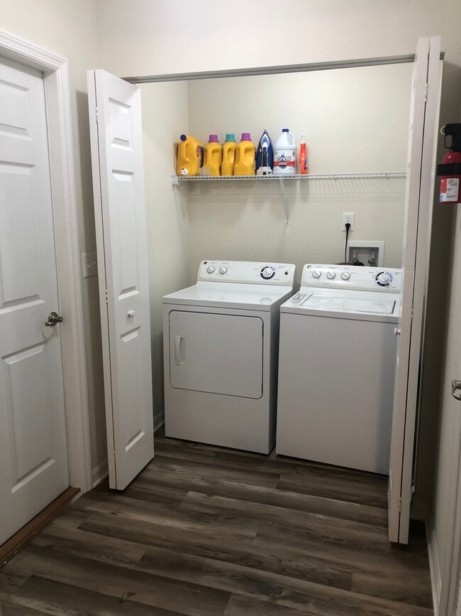Building Photo - 1 BEDROOM FOR RENT: Private Bedroom W/ Sha...