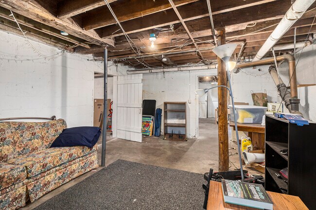 Building Photo - 415 N Thayer St