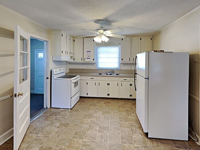 Building Photo - Get $500 OFF RENT!*  Adorable 3 bedroom 1 ...