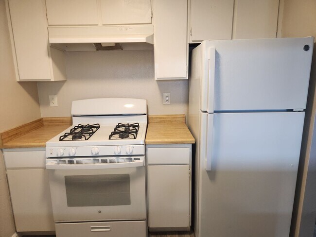 Building Photo - Charming 2-bedroom, 2- bathroom home in park like setting close to downtown Santa Rosa