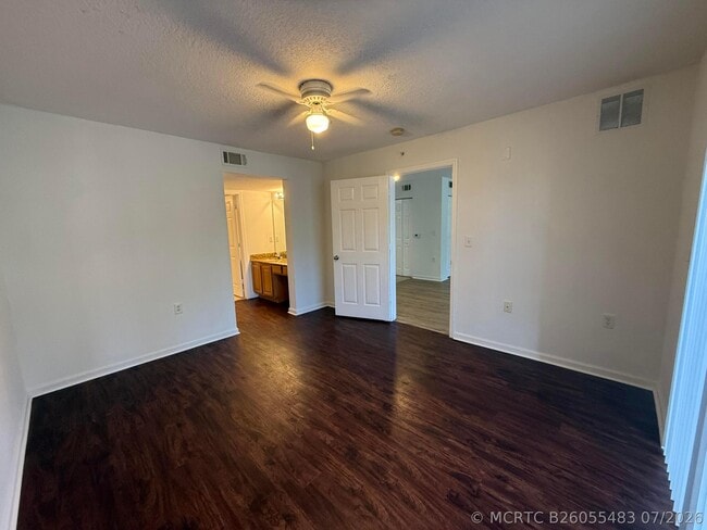 Building Photo - 231 SW Palm Dr