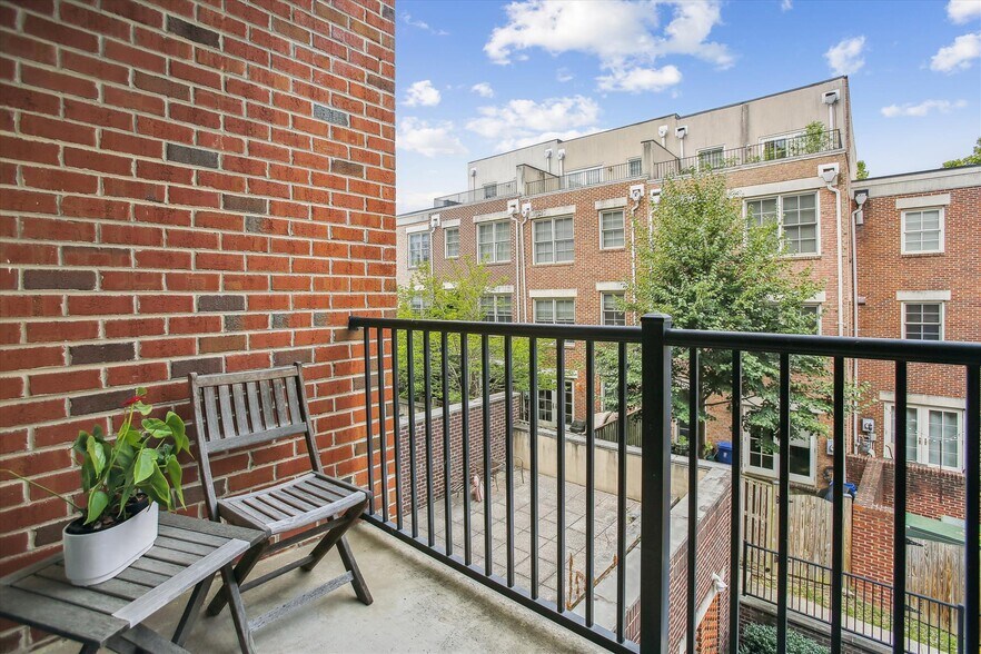 Building Photo - 181 E Reed Ave
