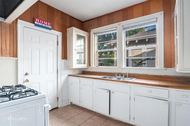 Building Photo - "Charming 1-Bed Retreat with Cozy Fireplac...