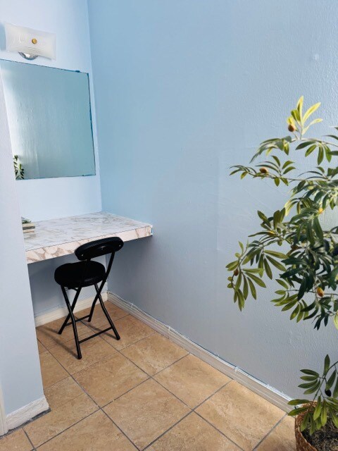 Building Photo - Rebecca