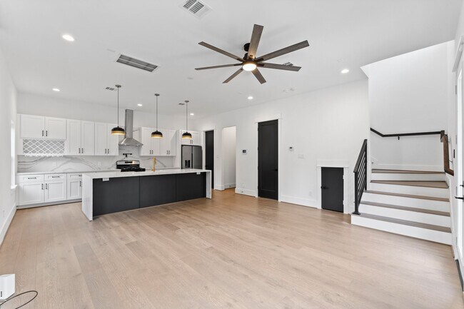 Building Photo - 4303 Buck St