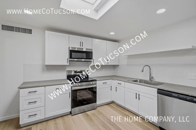 Building Photo - 7461 E Victoria Dr