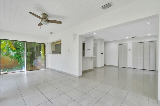 Building Photo - 4585 SW 87th Ave