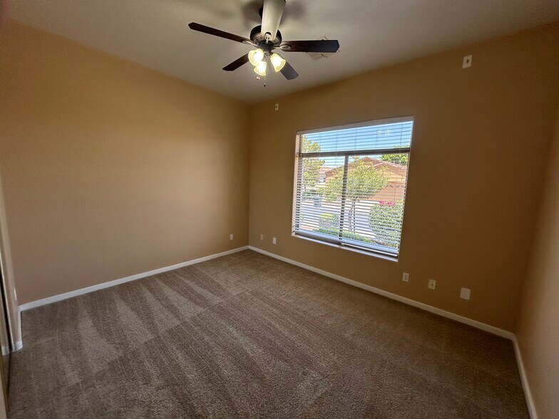 Building Photo - 2041 E Fawn Dr