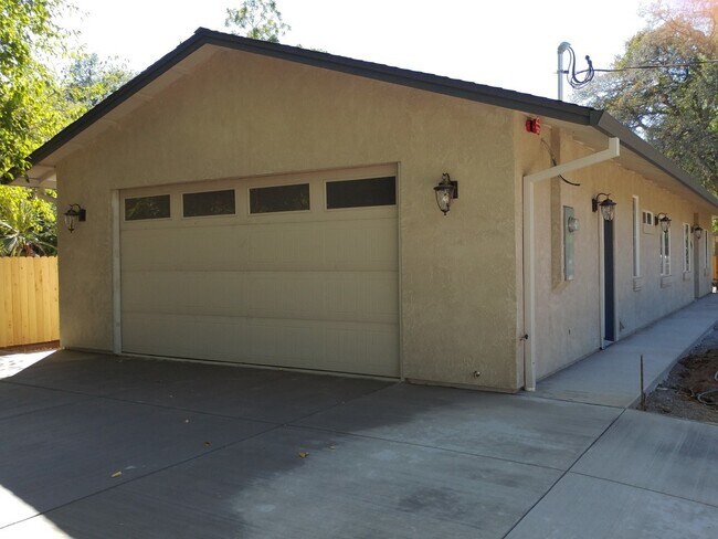 Building Photo - 3 Bedroom 2 Bathroom Home