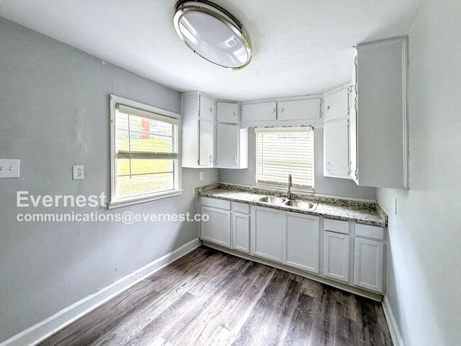 Building Photo - 618 Brunson Ave