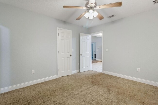Building Photo - 515 Grand Ridge Dr