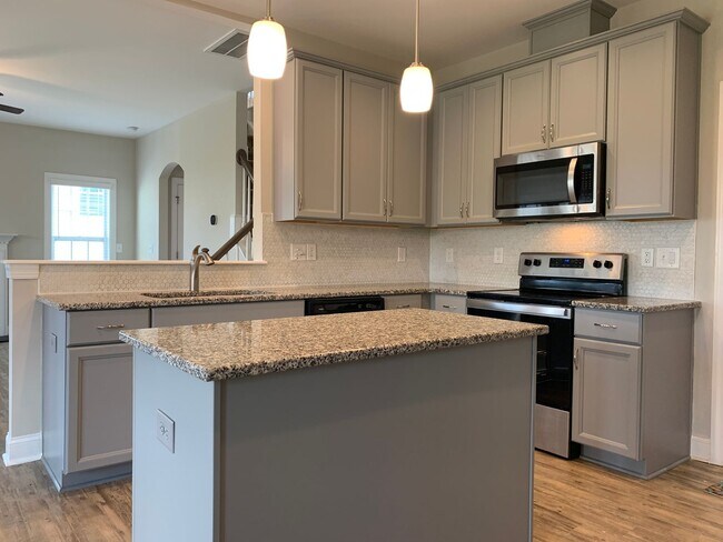 Building Photo - AMAZING LOCATION, Fantastic 4 Bed Home, in...
