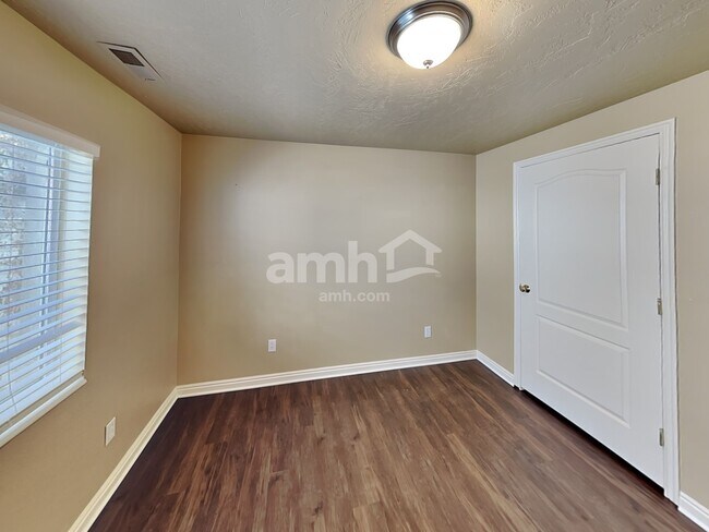 Building Photo - 3703 Lake Vista Dr