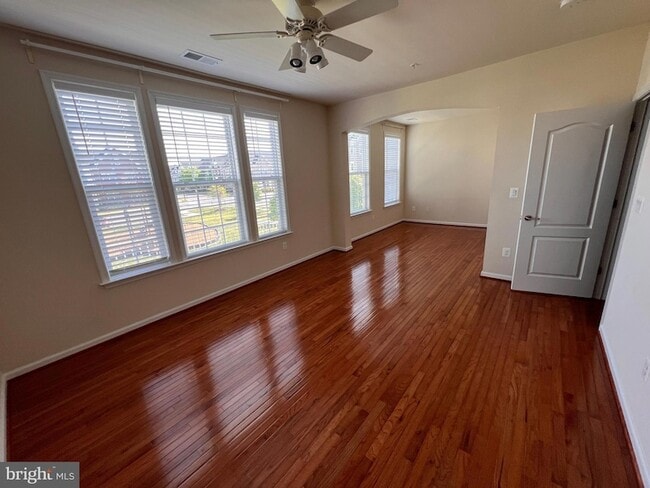 Building Photo - 42592 Sunset Ridge Square