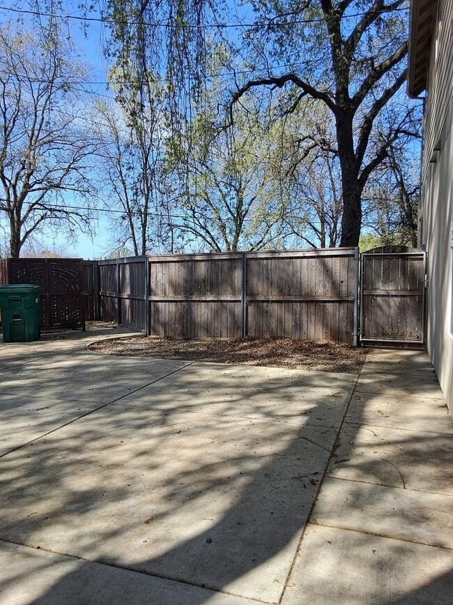 Building Photo - 2204 Estes Rd