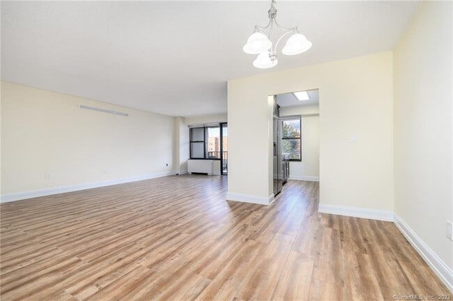 Building Photo - 44 Strawberry Hill Ave
