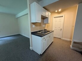 Building Photo - 2515 Huntington Rd