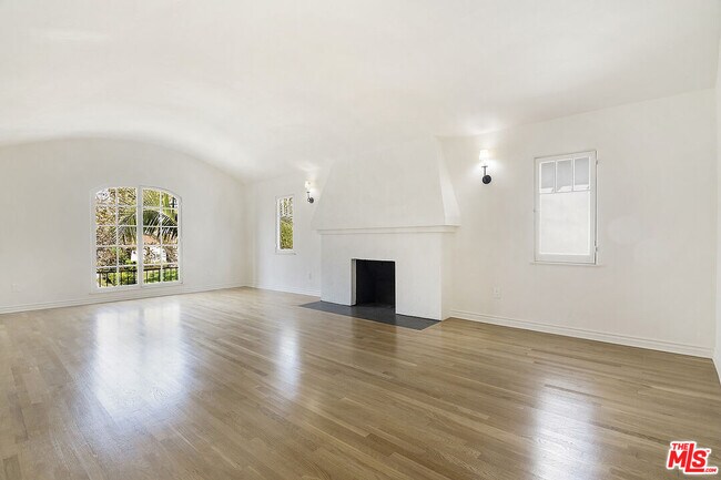 Building Photo - 450 N Orange Dr