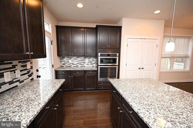 Building Photo - 2413 Glenallan Ave