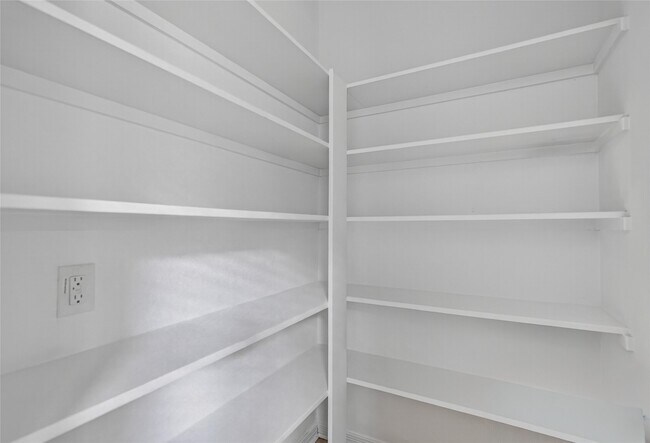 Building Photo - 2450 Garden Shadow Dr