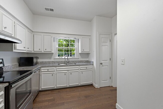 Building Photo - Charming 2 Bedroom Townhouse