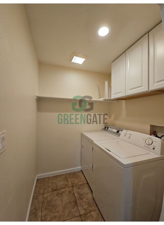 Building Photo - AVAILABLE NOW!! 3 Bedroom 2 Bath Home in Tracy!