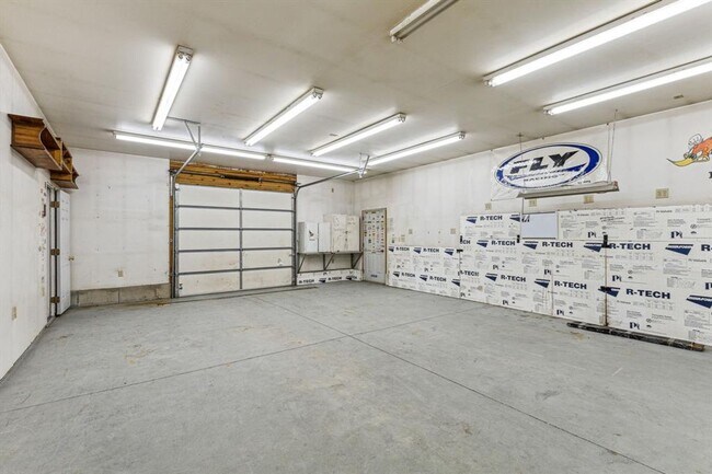 Building Photo - Lolo 4 bedroom, 2 bath, 2,520 Sq. Ft. home...