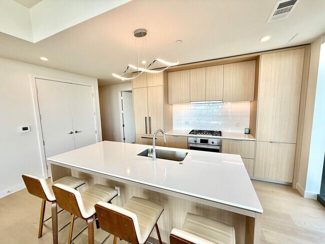 Building Photo - Gorgeous 30th Floor 2BD / 2BA Corner Sky R...