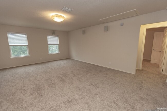 Building Photo - Stunning 5 bedroom 3 full bath home in the...