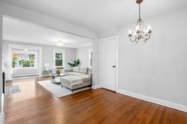 Building Photo - 467 Pelhamdale Ave