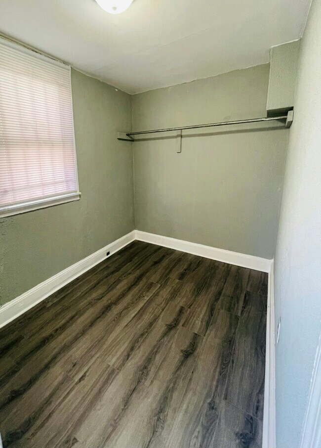 Building Photo - 2831 W Oxford St