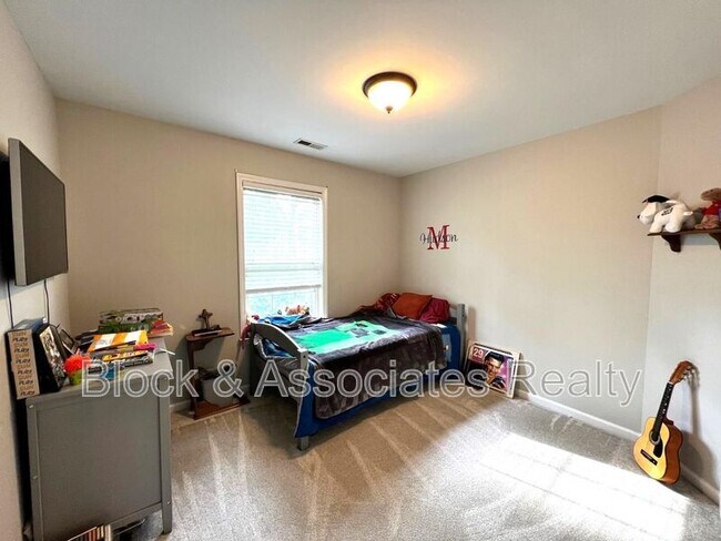 Building Photo - 7925 Strawberry Meadows St