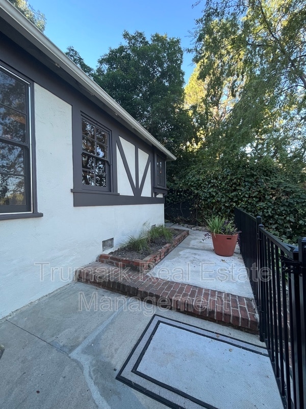 Building Photo - 3204 Vickers Dr