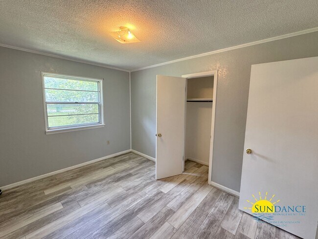 Building Photo - 2052 Roberts Dr