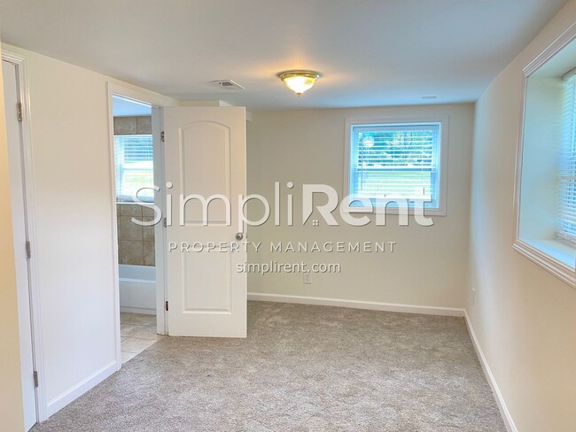 Building Photo - FULLY RENOVATED 3 / 2 Home - Available Now...