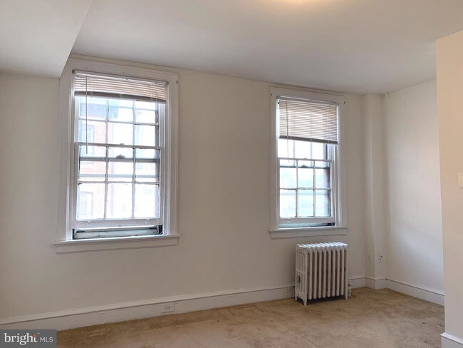 Building Photo - 332 S 17th St