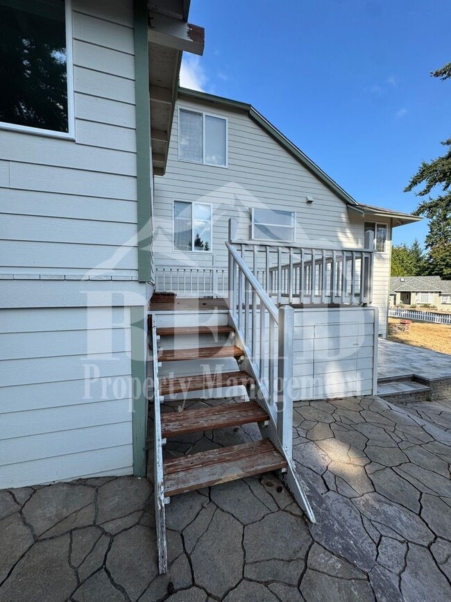 Building Photo - 979 NW Calypso Cir