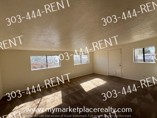 Building Photo - 3 Bedroom and 1.5 Bathrooms in Ranch Style...