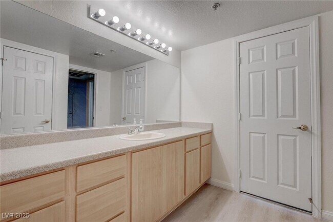 Building Photo - 6955 N Durango Dr