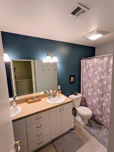 upstairs full bath, double vanity, shower/tub, tons of storage - 4751 NE Prescott St